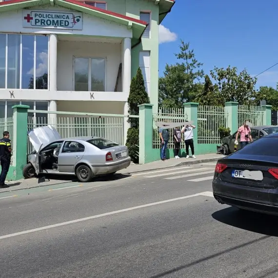 Foto Accident cu două autoturisme implicate, pe strada Vintilă Vodă, din Slatina