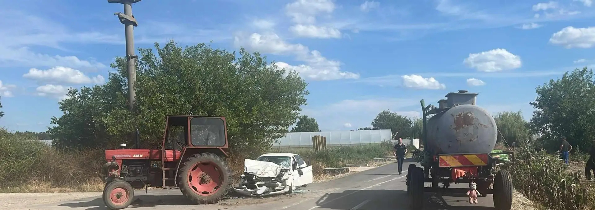 Foto Accident la Cilieni. Un tânăr de 20 de ani rănit, după ce un tractorist fără permis a intrat în autoturismul pe care-l conducea