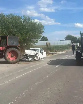 Foto Accident la Cilieni. Un tânăr de 20 de ani rănit, după ce un tractorist fără permis a intrat în autoturismul pe care-l conducea
