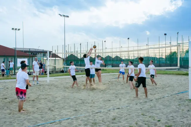 Foto FOTO. Turneu de volei, în aceste zile, la Slatina, organizat de Academia Olimpică Română, filiala Olt