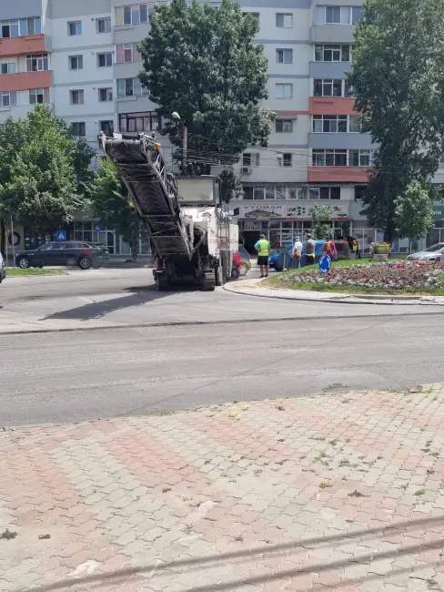 Foto Se asfaltează pe mai multe străzi din Slatina (FOTO)