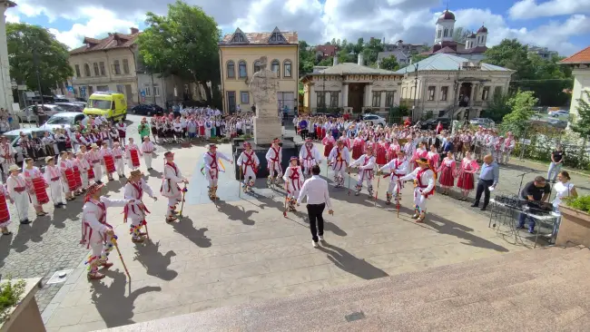 Foto Festivalul „Călușul Românesc” adună mii de participanți la Slatina pentru a 24-a ediție (FOTO&VIDEO)