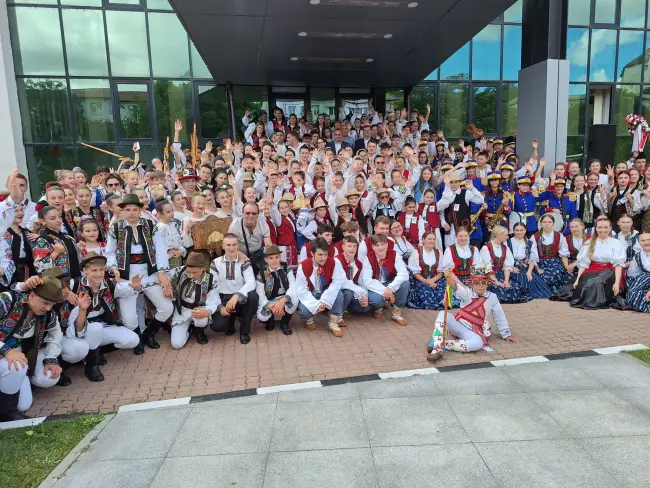 Foto Festivalul „Călușul Românesc” adună mii de participanți la Slatina pentru a 24-a ediție (FOTO&VIDEO)