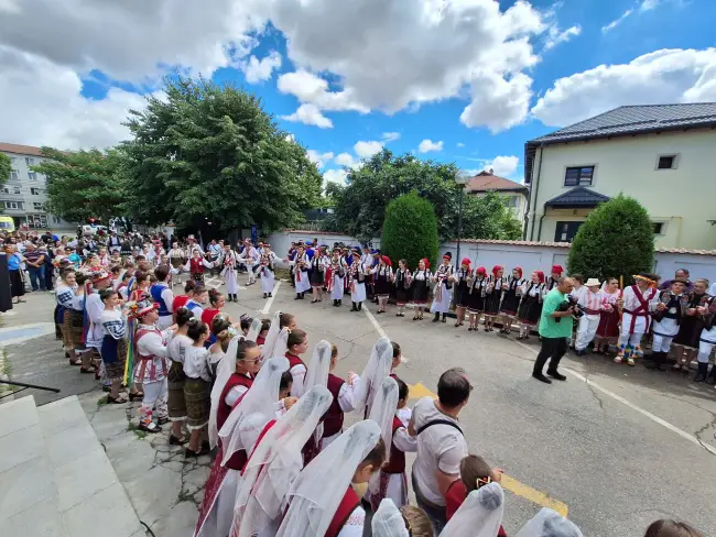 Foto Festivalul „Călușul Românesc” adună mii de participanți la Slatina pentru a 24-a ediție (FOTO&VIDEO)