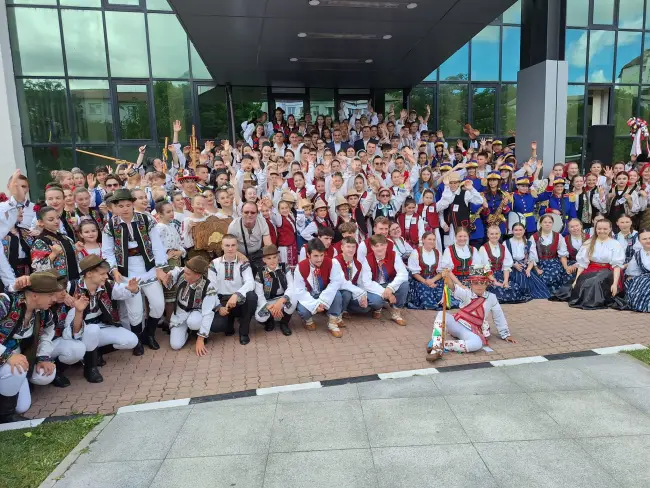 Foto Festivalul „Călușul Românesc” adună mii de participanți la Slatina pentru a 24-a ediție (FOTO&VIDEO)