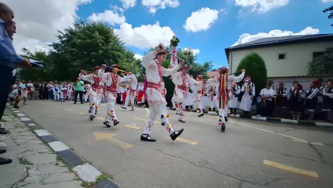 Foto Festivalul „Călușul Românesc” adună mii de participanți la Slatina pentru a 24-a ediție (FOTO&VIDEO)