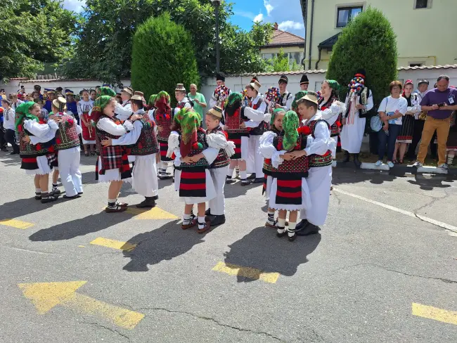 Foto Festivalul „Călușul Românesc” adună mii de participanți la Slatina pentru a 24-a ediție (FOTO&VIDEO)