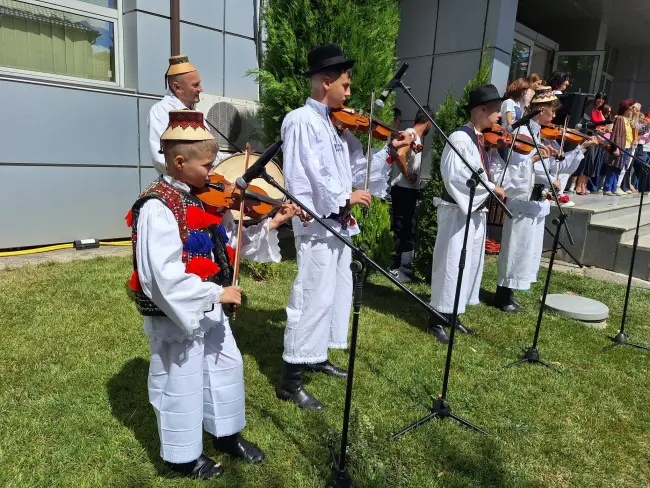 Foto Festivalul „Călușul Românesc” adună mii de participanți la Slatina pentru a 24-a ediție (FOTO&VIDEO)