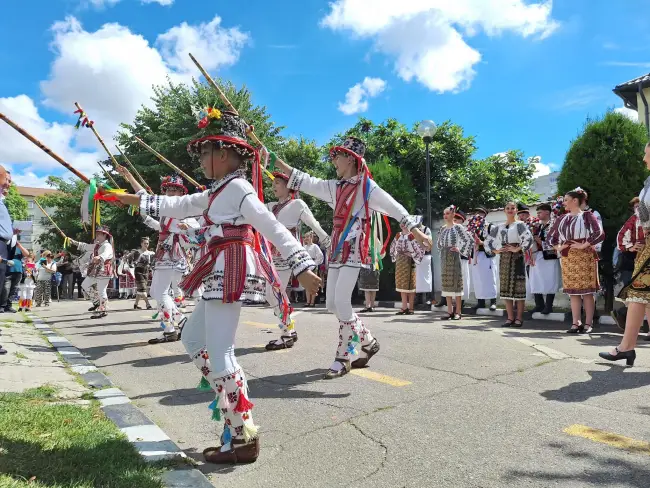 Foto Festivalul „Călușul Românesc” adună mii de participanți la Slatina pentru a 24-a ediție (FOTO&VIDEO)