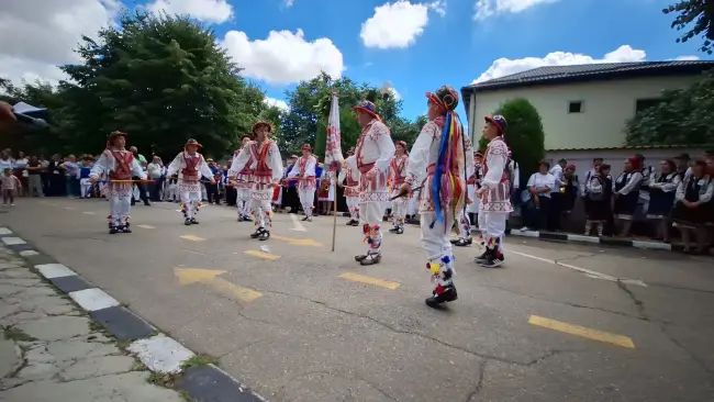 Foto Festivalul „Călușul Românesc” adună mii de participanți la Slatina pentru a 24-a ediție (FOTO&VIDEO)
