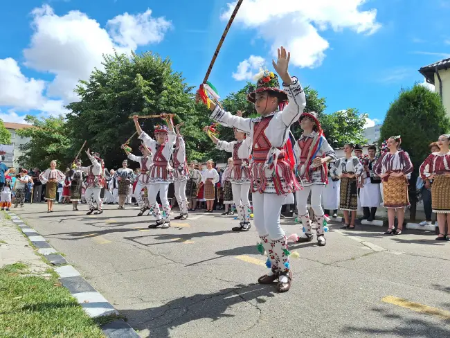 Foto Festivalul „Călușul Românesc” adună mii de participanți la Slatina pentru a 24-a ediție (FOTO&VIDEO)