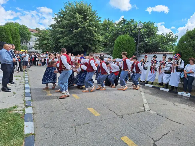 Foto Festivalul „Călușul Românesc” adună mii de participanți la Slatina pentru a 24-a ediție (FOTO&VIDEO)