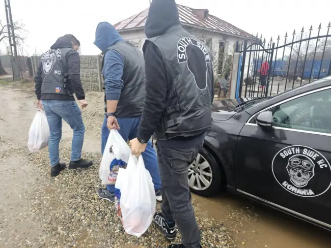 Foto Motocicliștii South Side Riders Club Slatina au adus bucurie de Crăciun copiilor din Curtişoara