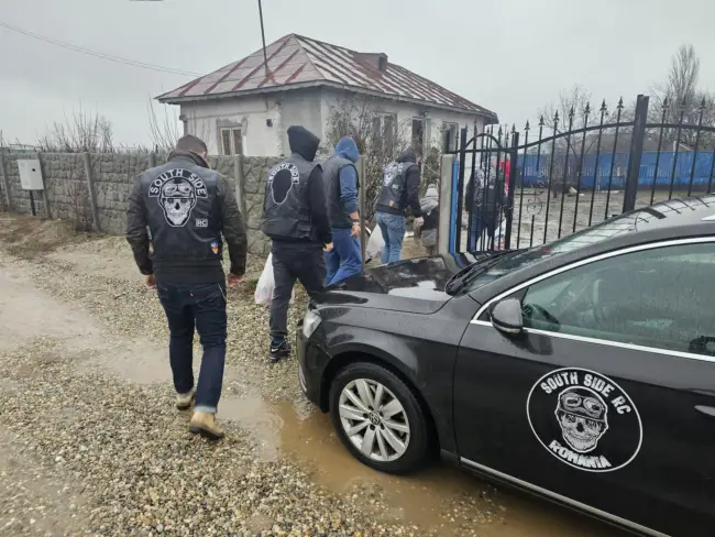 Foto Motocicliștii South Side Riders Club Slatina au adus bucurie de Crăciun copiilor din Curtişoara