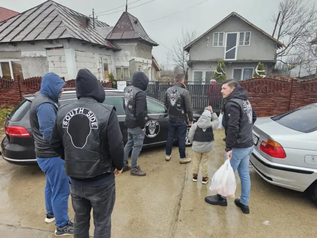 Foto Motocicliștii South Side Riders Club Slatina au adus bucurie de Crăciun copiilor din Curtişoara