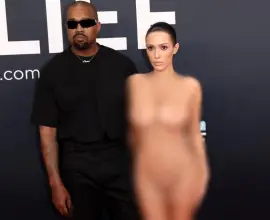 Foto Apariție șocantă la Premiile Grammy 2025: Kanye West și-a adus soția dezbrăcată pe covorul roșu