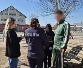 Foto Elevi depistaţi că lipsesc nejustificat de la şcoală, după o acţiune organizată de poliţiştii de la Siguranţă Şcolară Olt