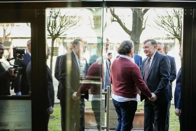 Foto Crin Antonescu a vizitat cafeneaua familiei Memish, punct de referinţă în istoria Slatinei (FOTO)
