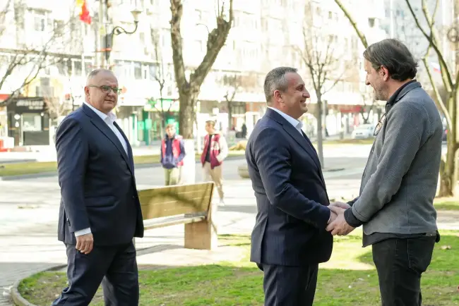 Foto Crin Antonescu a vizitat cafeneaua familiei Memish, punct de referinţă în istoria Slatinei (FOTO)