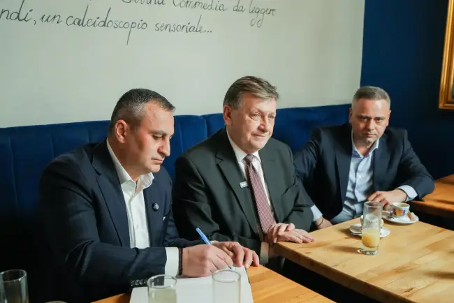 Foto Crin Antonescu a vizitat cafeneaua familiei Memish, punct de referinţă în istoria Slatinei (FOTO)