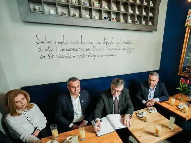 Foto Crin Antonescu a vizitat cafeneaua familiei Memish, punct de referinţă în istoria Slatinei (FOTO)