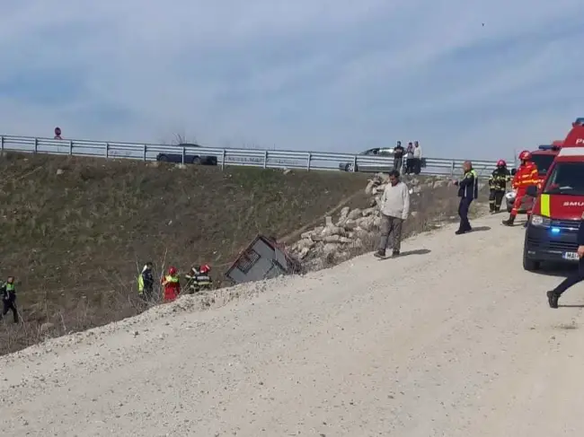 Foto Accident grav pe podul de la Poganu. O victimă, după ce o autoutilitară s-a răsturnat