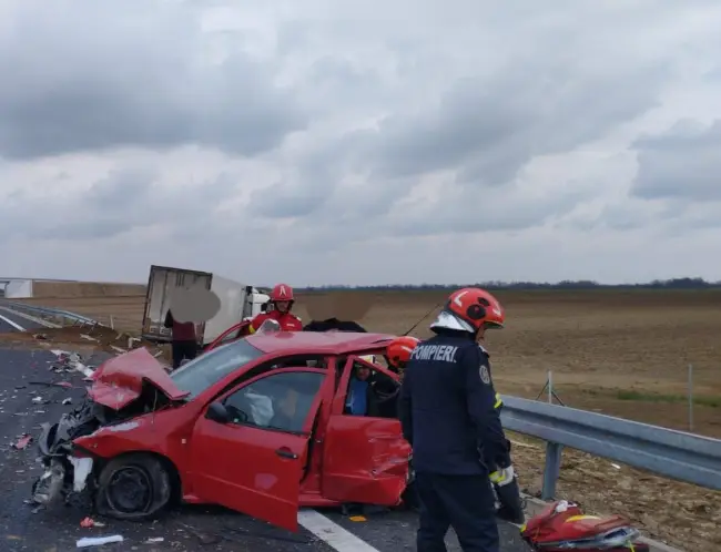 Foto Accident pe Drumul Expres. Impact între o maşină şi un autotren, la limita judeţelor Olt şi Argeş