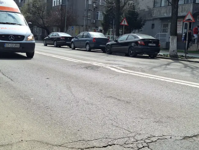 Foto Slătinenii se plâng de starea deplorabilă a străzilor. Primarul plantează măslini (VIDEO)
