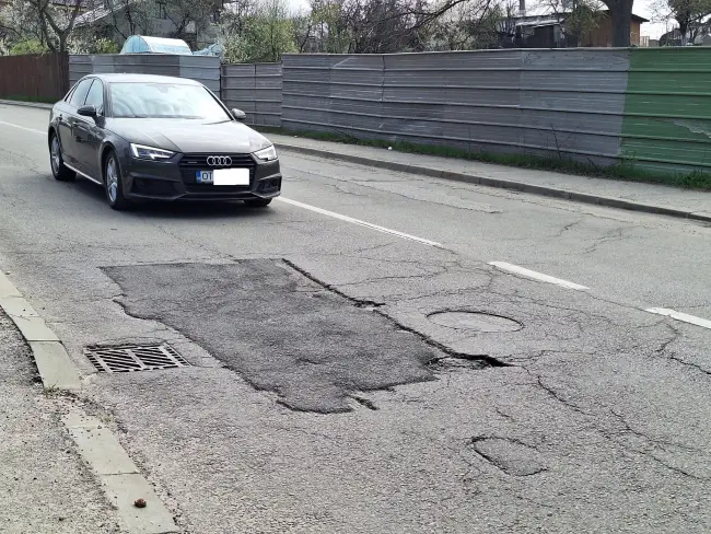 Foto Slătinenii se plâng de starea deplorabilă a străzilor. Primarul plantează măslini (VIDEO)