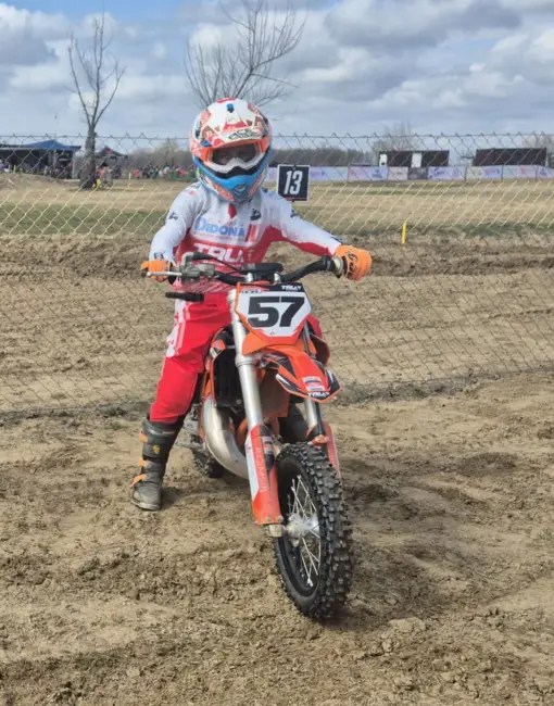 Foto Micul motociclist din Balş, Traian Roşu, pe podium la Campionatul Național de Motocros al României (FOTO)