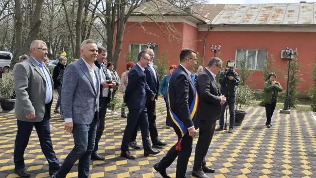 Foto Sediu nou pentru Primăria Băbiciu. Preşedintele CJ Olt şi ministrul Agriculturii, la inaugurare (FOTO)
