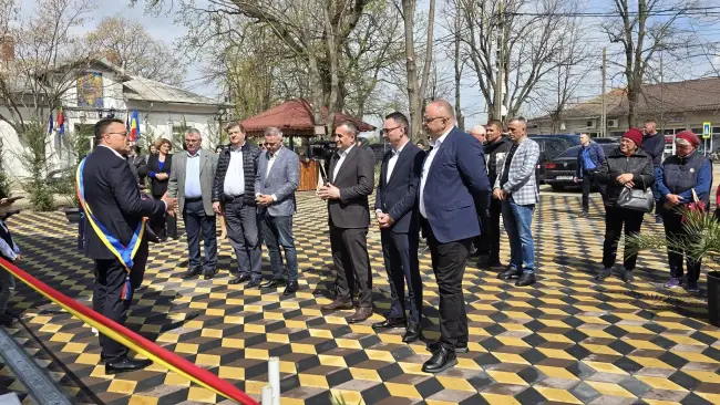 Foto Sediu nou pentru Primăria Băbiciu. Preşedintele CJ Olt şi ministrul Agriculturii, la inaugurare (FOTO)