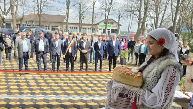 Foto Sediu nou pentru Primăria Băbiciu. Preşedintele CJ Olt şi ministrul Agriculturii, la inaugurare (FOTO)