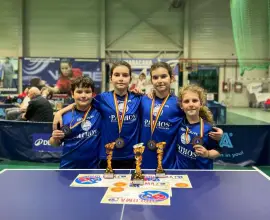 Foto Surorile Ciobanu din Slatina, gemenele de 9 ani care cuceresc podiumurile tenisului de masă
