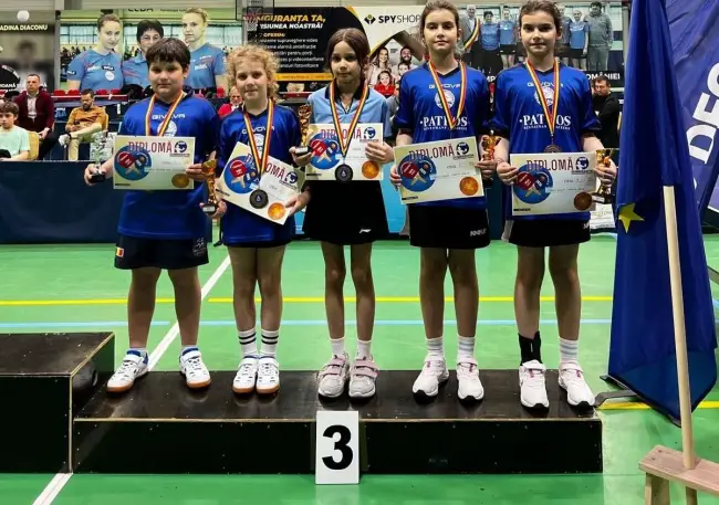 Foto Surorile Ciobanu din Slatina, gemenele de 9 ani care cuceresc podiumurile tenisului de masă