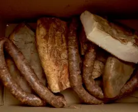 Foto Românii din Marea Britanie, fără pachetele tradiționale de Paște. Guvernul interzice produsele din carne și lapte din cauza febrei aftoase
