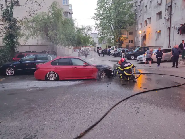 Foto Incendiu la un autoturism, în Slatina (FOTO)