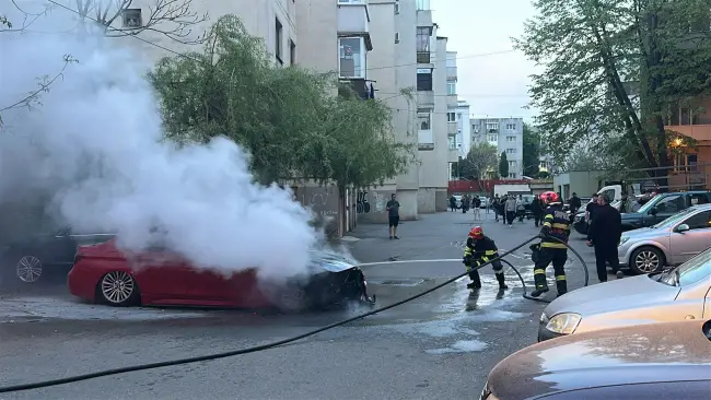 Foto Incendiu la un autoturism, în Slatina (FOTO)