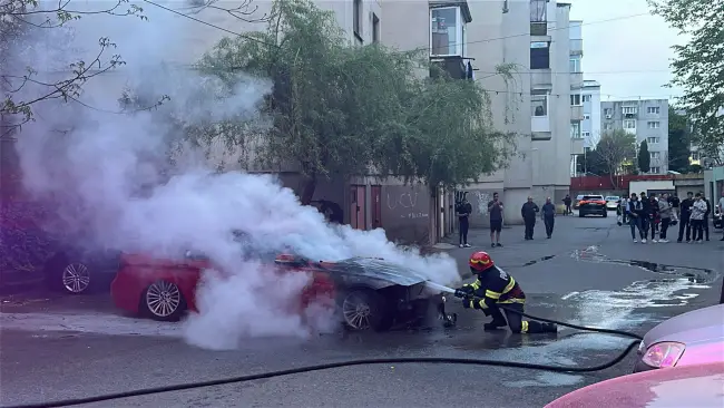 Foto Incendiu la un autoturism, în Slatina (FOTO)