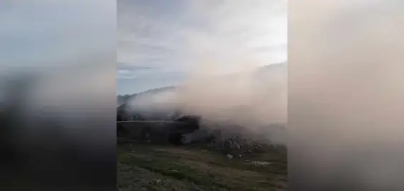 Foto VIDEO. Incendiu izbucnit  în satul Piscani, din Scorniceşti. Arde gunoi menajer aflat pe un  teren viran