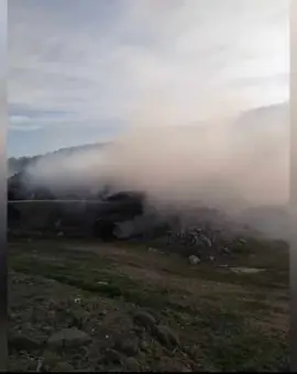 Foto VIDEO. Incendiu izbucnit  în satul Piscani, din Scorniceşti. Arde gunoi menajer aflat pe un  teren viran