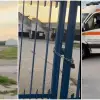 Imagine Ambulanță blocată de poarta închisă a stadionului din Slatina: viața unui copil, pusă în pericol de ordinul primarului Mario De Mezzo (VIDEO)