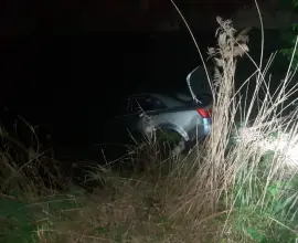 Foto VIDEO. Două tinere salvate de pompieri, după ce au căzut cu maşina într-un canal de irigaţii, la Strejeşti