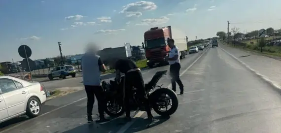 Foto Un motociclist, din Caracal, lovit de un autoturism pe Centura de Nord a Craiovei