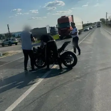 Foto Un motociclist, din Caracal, lovit de un autoturism pe Centura de Nord a Craiovei