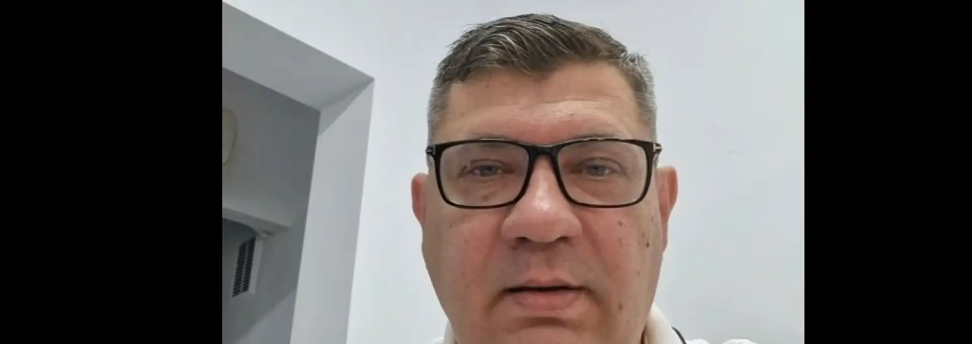 Foto Senatorul POT Robert Ghiţă, dificultăţi în citirea de pe foaie. Ce i-a ieşit când a vrut să citească „papioane” (VIDEO)