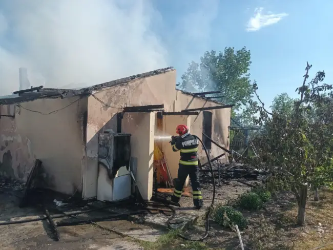Foto Incendiu la Pârşcoveni. O locuinţă a fost distrusă de flăcări