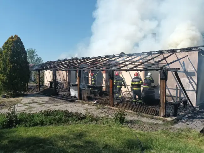 Foto Incendiu la Pârşcoveni. O locuinţă a fost distrusă de flăcări