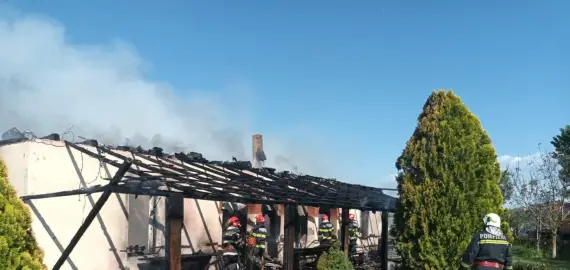 Foto Incendiu la Pârşcoveni. O locuinţă a fost distrusă de flăcări