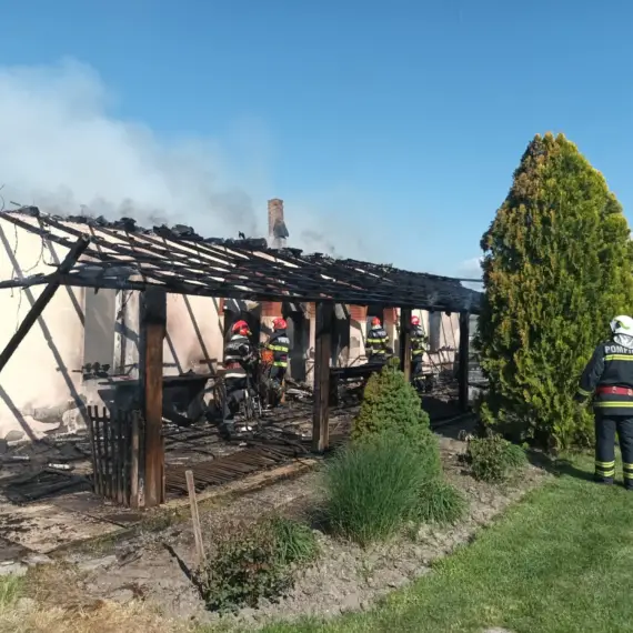 Foto Incendiu la Pârşcoveni. O locuinţă a fost distrusă de flăcări